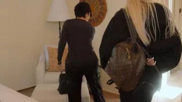 Sac Bottega Veneta Andiamo porté par Kris Jenner dans The Kardashians (S04E10)
