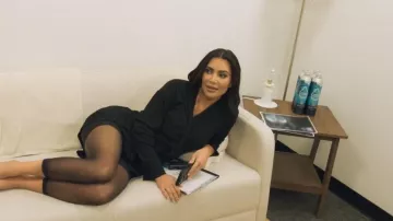 Robe douce Skims portée par Kim Kardashian dans The Kardashians (S04E10)