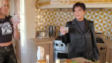Body à manches longues à col montant Skims Essential porté par Kris Jenner dans The Kardashians (S04E10)