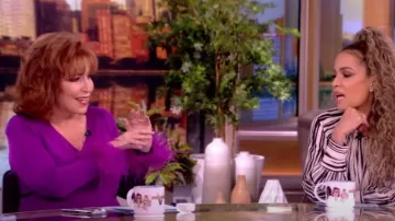 Milly Pull à col en V à revers en plumes métalliques porté par Joy Behar comme on le voit dans The View le 29 novembre 2023