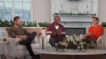 Ralph lauren Pull en laine cachemire à carreaux porté par Joel McHale tel que vu dans The Talk le 30 novembre 2023