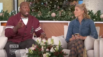 Pantalones a cuadros plisados de Mother The Maven usados por Amanda Kloots como se ve en The Talk el 30 de noviembre de 2023