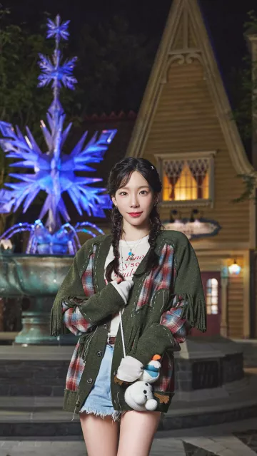 Citybreeze Life Lettering Long Sleeve Shirt worn by  Taeyeon at Disneyland Hong Kong Advertisement on November 30, 2023