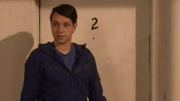 Sweat à capuche Nike Dark Blue Tech porté par Daniel LaRusso (Ralph Macchio) dans les tenues de la série télévisée Cobra Kai (S04E02)