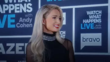 Cinq à Sept Loretta Minivestido de punto adornado usado por Paris Hilton como se ve en Paris in Love (T02E05)