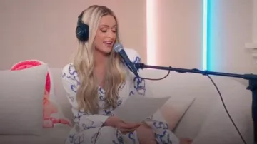 Sandro Jerzy Robe mi-longue à motif de cœur portée par Paris Hilton vue dans Paris in Love (S02E07)