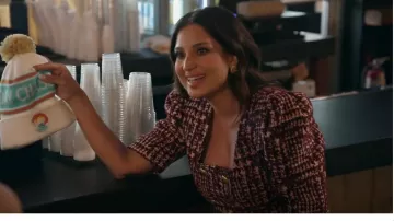 Chaqueta corta de Smythe Db usada por Leva Bonaparte como se ve en Southern Charm (T09E11)