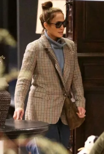 Le Specs Drizzle Sunglasses usadas por Jennifer Lopez en la publicación de Furniture Shopping el 25 de noviembre de 2023