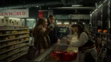 Madewell El bolso de transporte mediano con cremallera usado por Dorothy "Dot" Lyon (Juno Temple) como se ve en Fargo (S05E03)