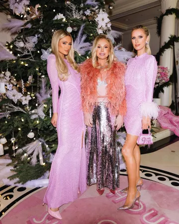 Minivestido con diamantes de imitación y plumas con autorretrato usado por Nicky Hilton en la fiesta de lanzamiento de la temporada 2 de Rothchild Paris in Love el 29 de noviembre de 2023