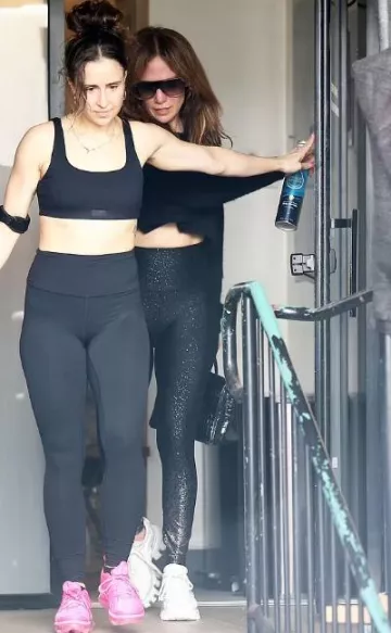 Bolso Birkin de cocodrilo Hermes en negro usado por Jennifer Lopez en Los Ángeles el 1 de diciembre de 2023