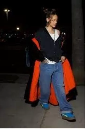 Balenciaga Outside Loop Zip-Up Hoodie porté par Rihanna à Los Angeles le 30 novembre 2023