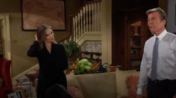 Camisa cruzada de seda de manga larga Elie Tahari en Stargazer usada por Diane Jenkins (Susan Walters) como se ve en The Young and the Restless el 14 de noviembre de 2023