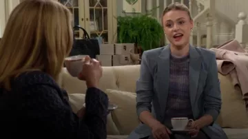 Cinq à Sept Louisa Chaqueta de manga fruncida usada por Claire Grace (Hayley Erin) como se ve en The Young and the Restless el 14 de noviembre de 2023