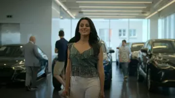 Veronica Beard Randa Silk Top porté par Mireya Garcia (Carmela Zumbado) comme on le voit dans Power Book IV : Force (S02E06)