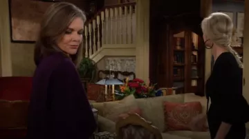 Robe Halston Amal en aubergine portée par Diane Jenkins (Diane Jenkins) comme on le voit dans Les Feux de l’amour le 21 novembre 2023