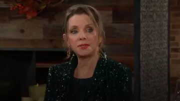 Blazer à paillettes Badgley Mischka porté par Gloria Abbott Bardwell (Judith Chapman) dans Les Feux de l’amour le 22 novembre 2023