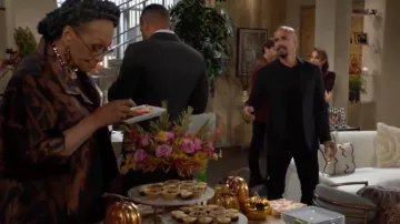 Veste en jacquard Caroline Rose Autumn Accents portée par Mamie Johnson (Veronica Redd) dans Les Feux de l’amour le 22 novembre 2023