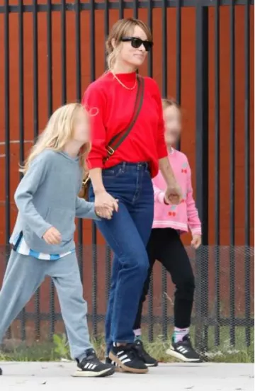 Bolso de gamuza Gucci Lady Web usado por Olivia Wilde en Los Ángeles el 10 de junio de 2023