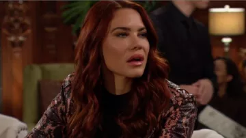 L’Agence Veste motard en cuir rose poudré imprimé peau de serpent portée par Sally Spectra (Courtney Hope) vue dans Les Feux de l’amour le 27 novembre 2023