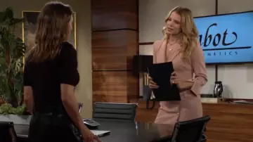 Vestido blazer cruzado de Elisabetta Franchi usado por Summer Newman (Allison Lanier) como se ve en The Young and the Restless el 1 de noviembre de 2023