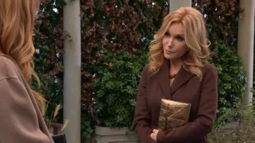 Manteau Theory Luxe Divide porté par Lauren Fenmore (Tracey E. Bregman) dans Les Feux de l’amour le 2 novembre 2023