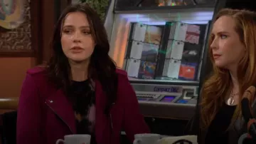 Veste en daim Iro Ashley portée par Tessa Porter (Cait Fairbanks) comme on le voit dans Les Feux de l’amour le 6 novembre 2023