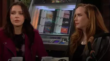 Adorno de piel de cordero falsa de Natori usado por Mariah Copeland (Camryn Grimes) como se ve en The Young and the Restless el 6 de noviembre de 2023