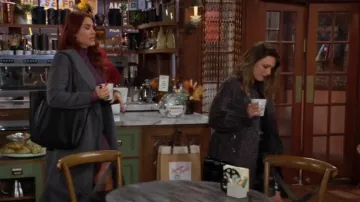 Diane von Furstenberg Manon Coat porté par Chloe Mitchell (Elizabeth Hendrickson) dans Les Feux de l’amour le 7 novembre 2023