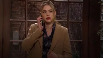 Manteau Reiss Harlow utilisé par Claire Grace (Hayley Erin) dans Les Feux de l’amour le 6 novembre 2023
