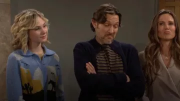 Quelque chose de nouveau Cardigan à col Beth porté par Lucy Romalotti (Lily Brooks O’Briant) comme on le voit dans Les Feux de l’amour le 7 novembre 2023