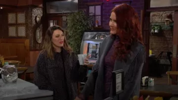 Manteau à franges en laine mélangée Simkhai Carrie porté par Sally Spectra (Courtney Hope), comme on le voit dans Les Feux de l’amour le 7 novembre 2023