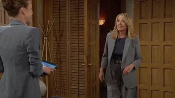 Pantalón Twp Drew usado por Nikki Reed Newman (Melody Thomas Scott) como se ve en The Young and the Restless el 14 de noviembre de 2023