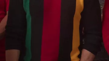 Suéter de bloques de color de Tommy Hilfiger usado por Graham Stroop (Robbie Amell) como se ve en el vestuario de la película EXmas