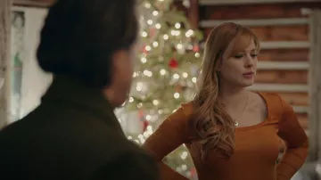 Top acanalado de manga larga con cuello redondo escocés y soda usado por Melinda Monroe (Alexandra Breckenridge) como se ve en Virgin River (S05E11)