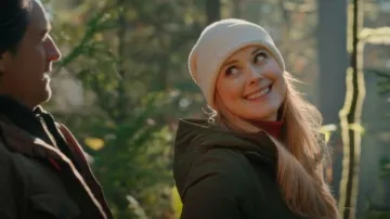 Gorro de punto con logotipo en relieve de ganso canadiense usado por Melinda Monroe (Alexandra Breckenridge) como se ve en Virgin River (S05E11)