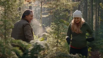 Chaqueta de Lululemon Another Mile usada por Melinda Monroe (Alexandra Breckenridge) como se ve en Virgin River (T05E11)