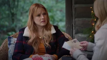 Chaqueta Maje Bloppane usada por Melinda Monroe (Alexandra Breckenridge) como se ve en Virgin River (S05E11)