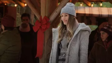 Tna Aritzia laine Cowichan aztèque mer au ciel à manches longues tricot pull porté par Lark (Elise Gatien) comme on le voit dans Virgin River (S05E11)
