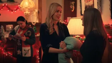Vince camuto Vestido de terciopelo con mangas abullonadas usado por Lizzie (Sarah Dugdale) como se ve en Virgin River (T05E11)