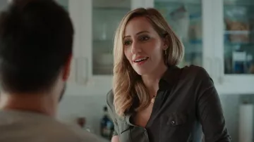 James Perse Camisa transparente flameada con panel lateral usada por Brie Sheridan (Zibby Allen) como se ve en Virgin River (S05E11)