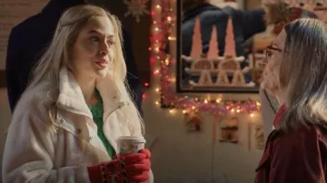 Chaqueta polar Vuori Cozy Sherpa usada por Lizzie (Sarah Dugdale) como se ve en Virgin River (T05E11)