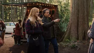 Bolso de mano de teléfono de cuero triangular acolchado Simons usado por Melinda Monroe (Alexandra Breckenridge) como se ve en Virgin River (T05E11)