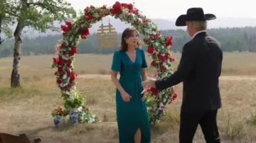 Forever New Estelle Robe mi-longue à manches flottantes portée par Samantha Louise 'Lou' Fleming (Michelle Morgan) comme on le voit dans Heartland (S17E10)