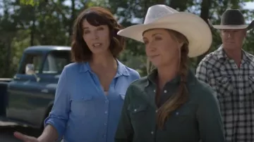 Chemise boutonnée transparente à empiècements latéraux flammés James Perse portée par Samantha Louise « Lou » Fleming (Michelle Morgan) dans Heartland (S17E10)