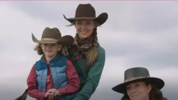 Patagonia Pigeon Blue Goose Down Gilet de bivouac unisexe pour enfants porté par Lyndy Borden (Ruby Spencer) comme on le voit dans Heartland (S17E10)