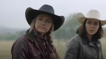 Imperméable ciré pour femme Filson porté par Amy Fleming (Amber Marshall) dans Heartland (S17E10)