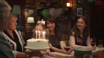 Crop Top à imprimé fleuri et feuille cidre Survolez l’image pour l’agrandir Crop top à imprimé floral et feuille porté par Katie Fleming-Morris (Baye McPherson) comme on le voit dans Heartland (S17E10)