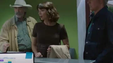 Calvin Klein Petite robe fourreau en cuir portée par Samantha Louise 'Lou' Fleming (Michelle Morgan) dans Heartland (S17E10)