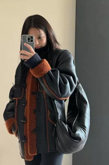 Grand sac à bandoulière en cuir Lemaire Croissant porté par Jennie Kim sur son post Instagram le 30 novembre 2023